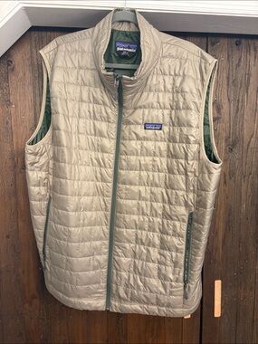 Patagonia Men’s Reversible Quilted Vest - Beige/Olive